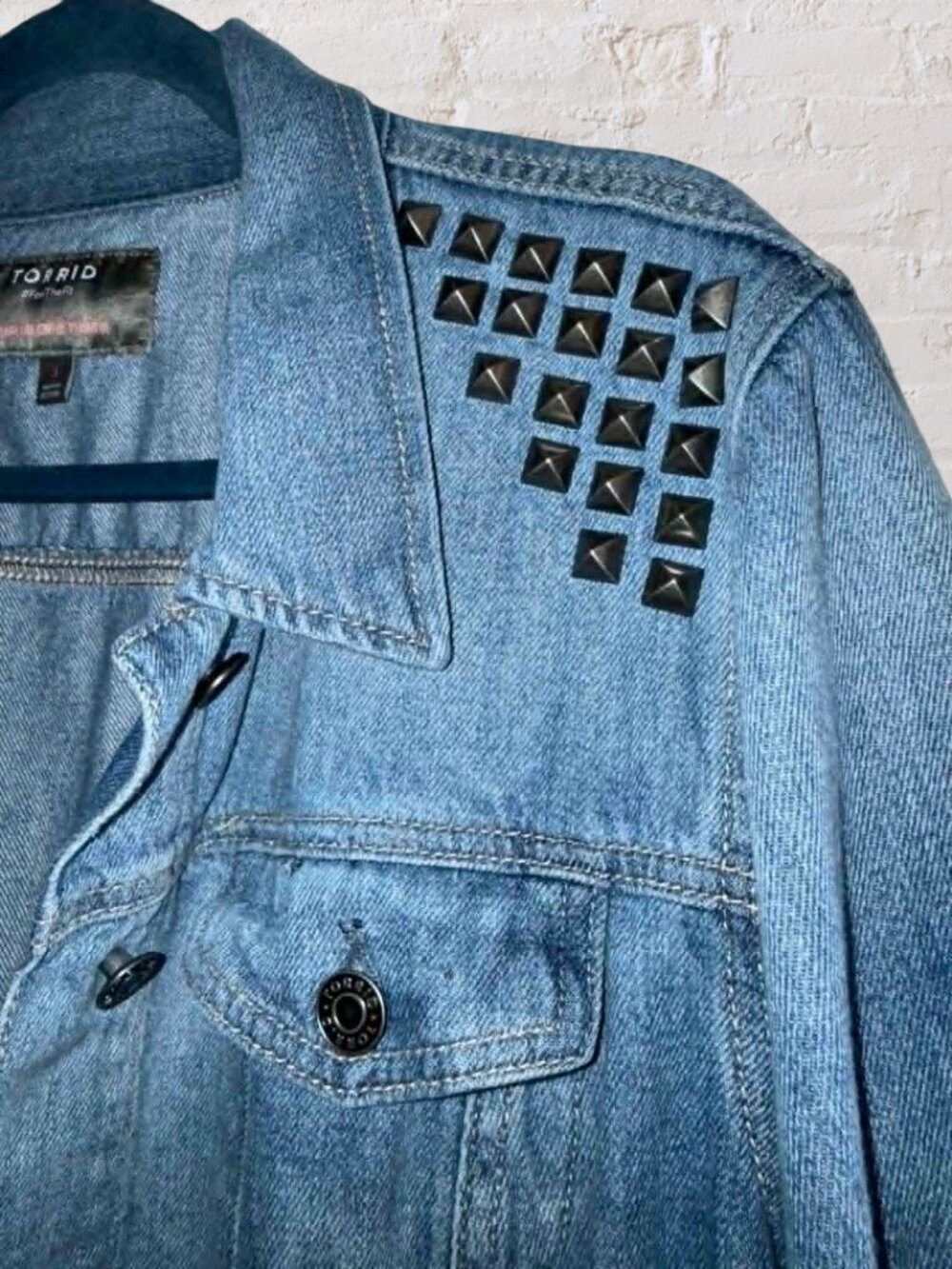 3X Denim Studded Trucker TORRID - Picture 4 of 10